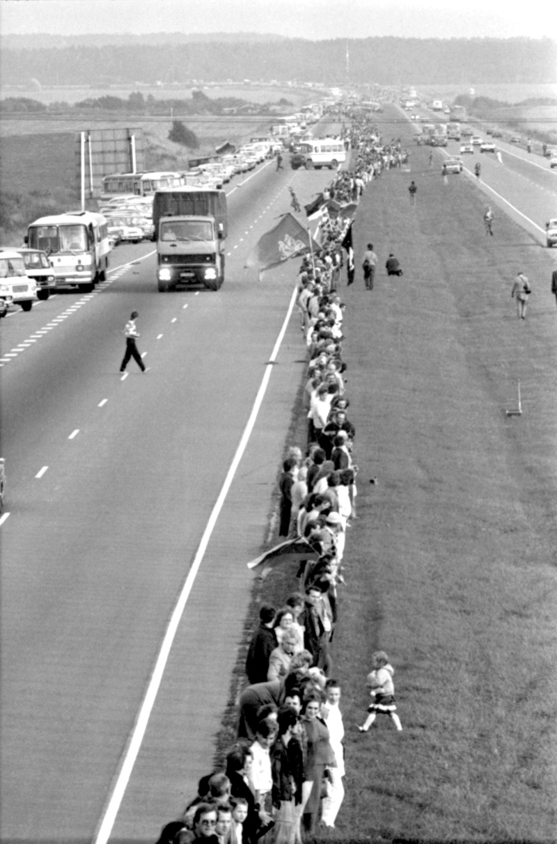 A segment of the Baltic Way human chain stretching along the motorway near Vilnius, Lithuania, on August 23, 1989