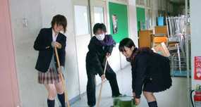 Japanese Schools Don't Have Dedicated Janitors; Pupils Help with Cleaning