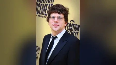 Jesse Eisenberg gave one of his kidneys to a stranger. He had wanted to donate for ten years. A doct