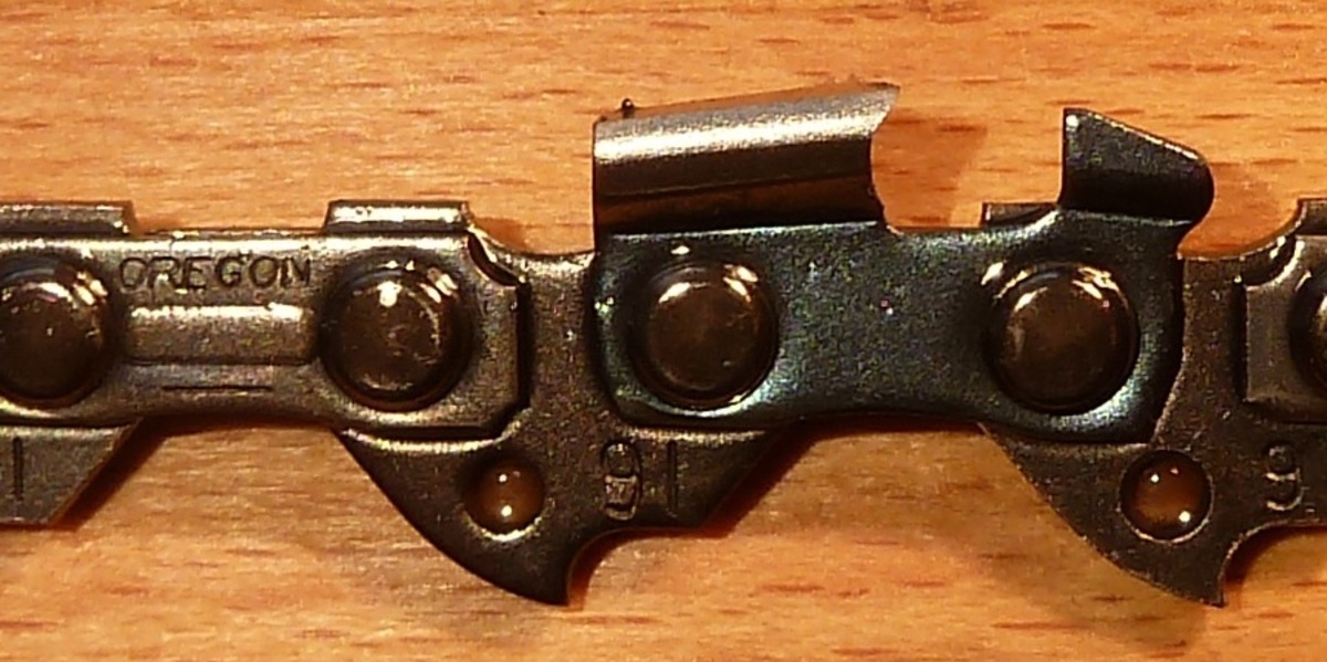 Macro close-up of a chainsaw chain's alternating cutters, showing the left-right C-shaped tooth pattern, sharp focus on the metal links