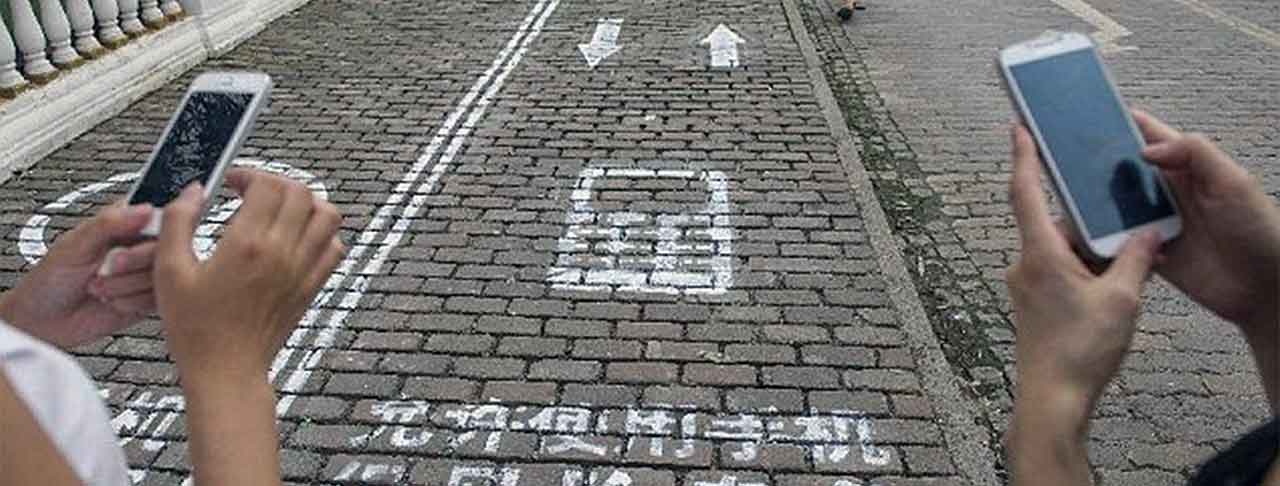 China's Sidewalk for Smartphone Users